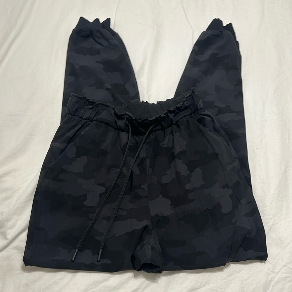 Lululemon size 4 camouflage black joggers